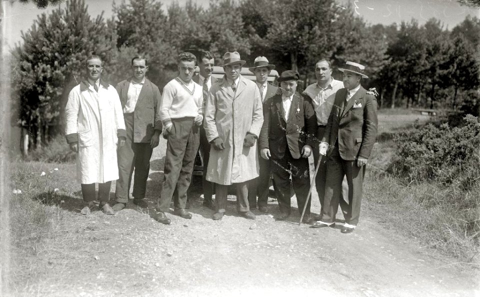 El púgil Paulino Uzcudun junto a un grupo de personas (2 de 3) - Fondo Car-Kutxa Fototeka