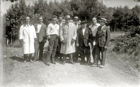 El púgil Paulino Uzcudun junto a un grupo de personas (2 de 3) - Fondo Car-Kutxa Fototeka