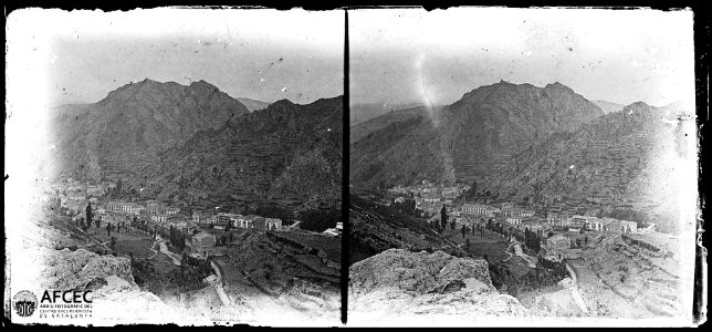 El poble de Ribes de Freser al fons de la vall i voltat de muntanyes