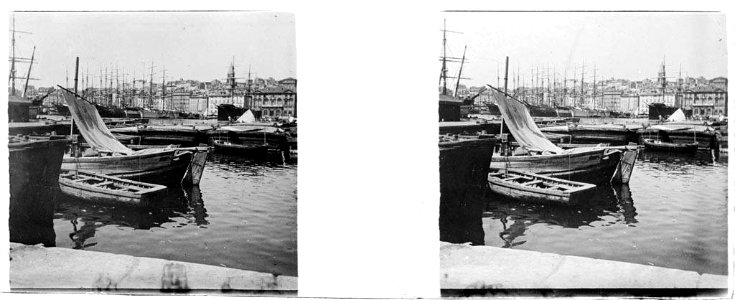 El port de Marsella amb algunes barques i edificis al fons