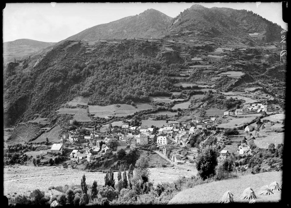 El poble de Sant Juan de Plan voltat de conreus i boscos