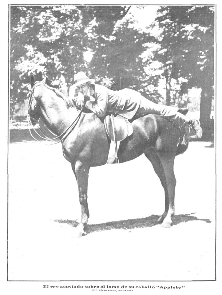 El rey acostado sobre el lomo de su caballo «Appleby», de Campúa, Nuevo Mundo, 19-07-1906