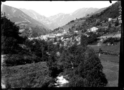 El poble de Vallmanya enmig del paisatge photo