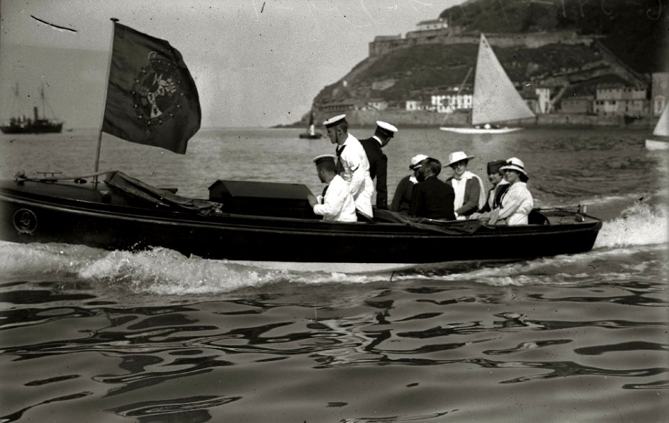 El rey Alfonso XIII en el puerto (2 de 4) - Fondo Car-Kutxa Fototeka
