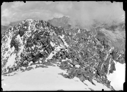 El Posets i les carenes del Posetes nevats i amb boira