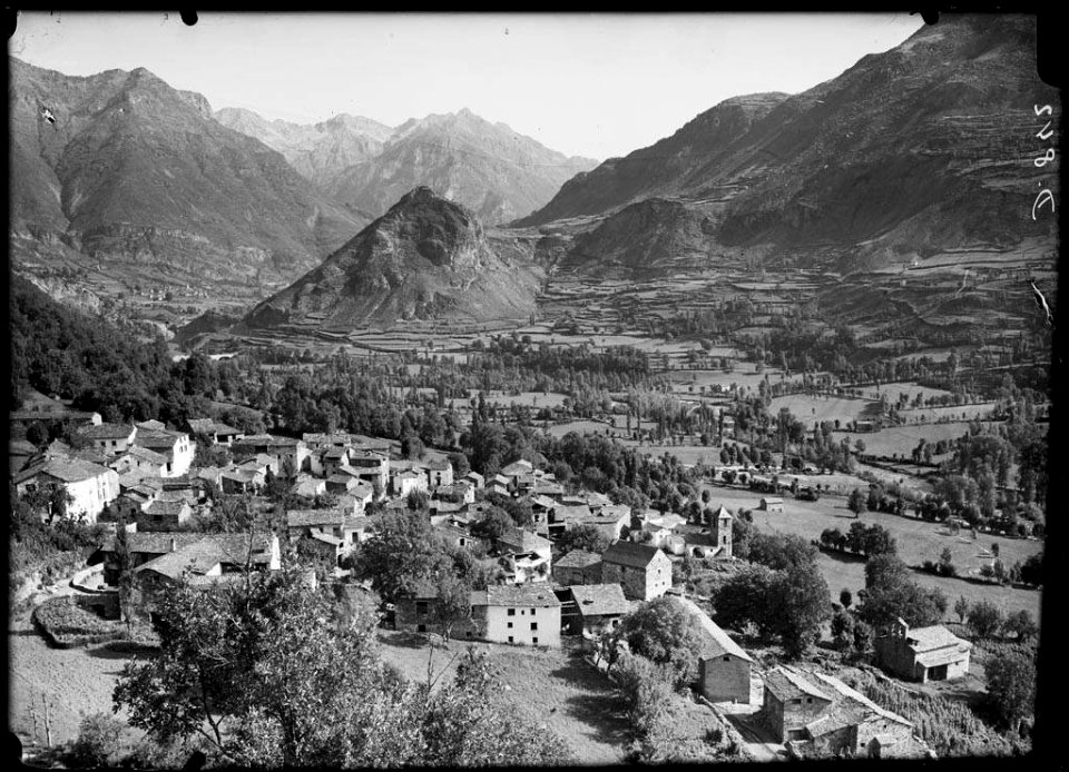 El poble de Villanova a la vall de Benasc amb muntanyes al fons