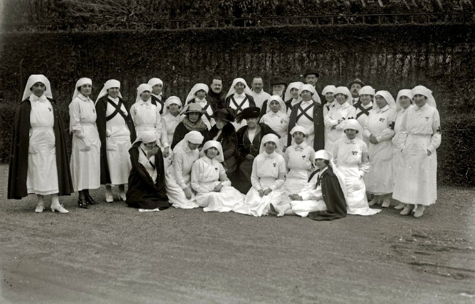 El rey Alfonso XIII junto a un grupo de enfermeras en el palacio de Miramar habilitado como hospital durante la guerra de África (2 de 2) - Fondo Car-Kutxa Fototeka
