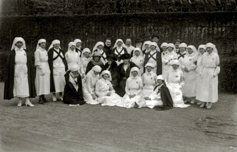 El rey Alfonso XIII junto a un grupo de enfermeras en el palacio de Miramar habilitado como hospital durante la guerra de África (2 de 2) - Fondo Car-Kutxa Fototeka