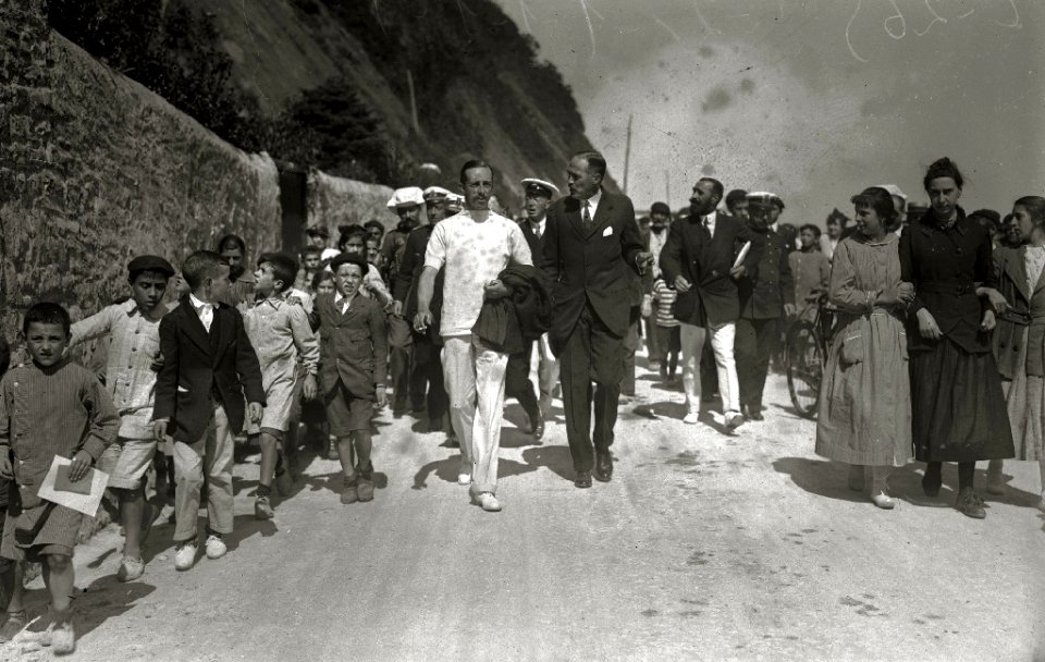 El rey Alfonso XIII y otros miembros de la Familia Real durante una visita a Zarautz (1 de 4) - Fondo Car-Kutxa Fototeka