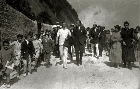 El rey Alfonso XIII y otros miembros de la Familia Real durante una visita a Zarautz (1 de 4) - Fondo Car-Kutxa Fototeka
