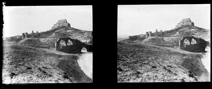 El poble emmurallat de Morella des dels afores amb les ruïnes d'un mur en primer terme