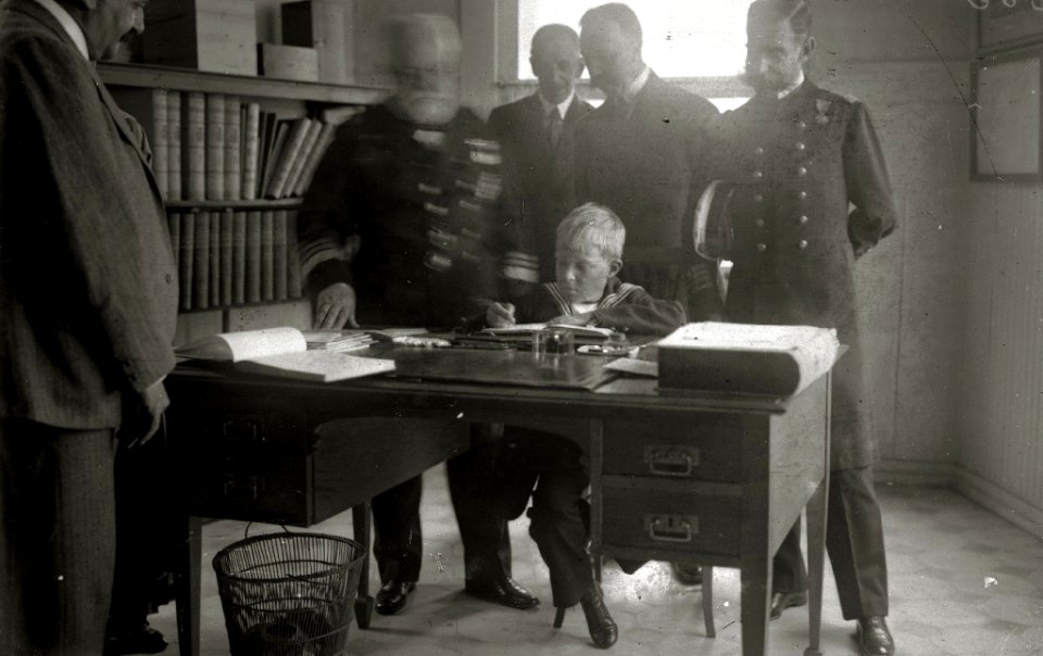 El príncipe de Asturias, Don Alfonso, en el Museo Naval y Oceanográfico de San Sebastián (2 de 2) - Fondo Car-Kutxa Fototeka