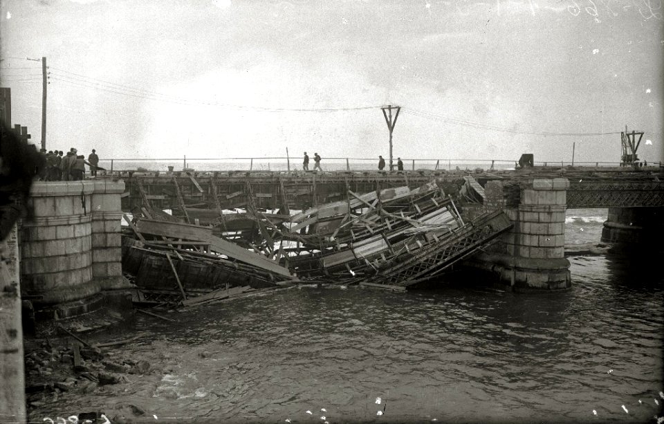 El puente del Kursaal, con estructura de madera, derruido en una parte (1 de 1) - Fondo Car-Kutxa Fototeka