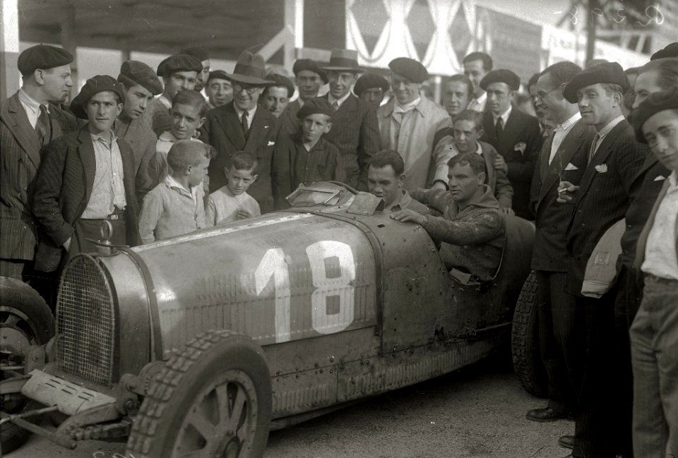 El púgil Paulino Uzcudun montado en un coche de carreras en un circuito automóvilistico (1 de 1) - Fondo Car-Kutxa Fototeka
