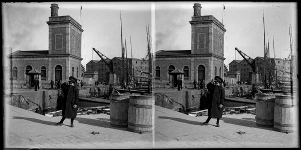 El port de la Barceloneta , amb un infant en primer terme i més enllà barques , gent i edificis photo