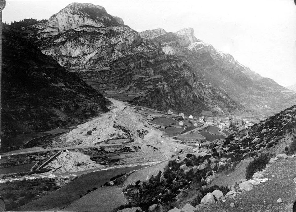 El poble de Villanua al fons d'una vall muntanyosa