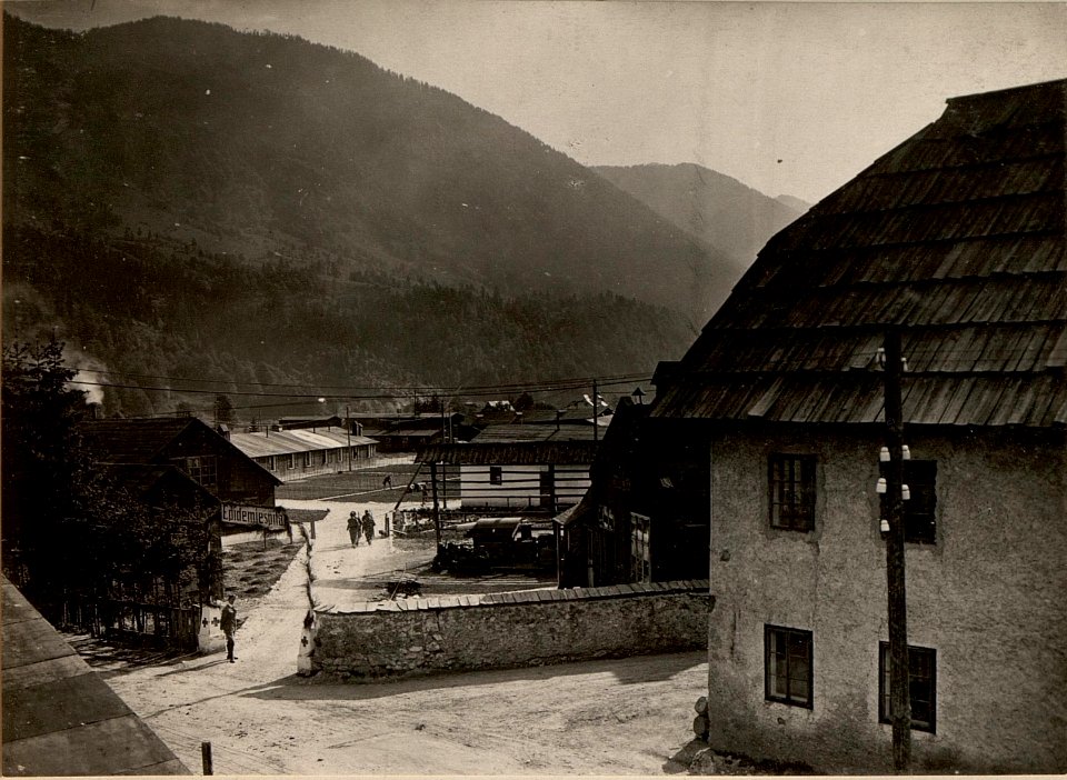 Elektrowerk in Kronau und Freileitung zur Spitalsanlage. Aufgenommen am 25. Mai 1916. (BildID 15475832)