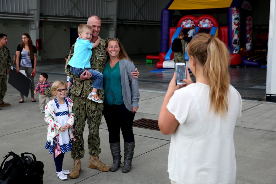 Electronic Attack Squadron 138 homecoming from 7th Fleet deployment 160929-N-DC740-028