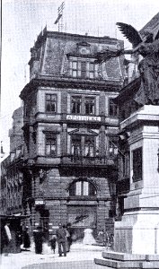 Elefanten-Apotheke an der Bolkerstraße 56 (ehemals Communicationsstraße 8) in Düsseldorf (rechts angeschnitten ist das Kaiser-Wilhelm-Denkmal)