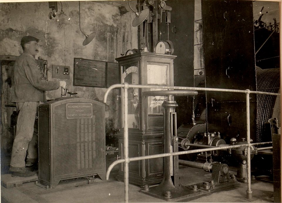Elektrisch betrieben Fördermaschine am Henkelstollen in Raibl. Aufgenommen am 16. Mai 1916. (BildID 15476182)