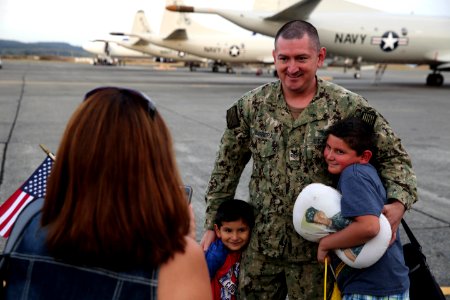 Electronic Attack Squadron 138 homecoming from 7th Fleet deployment 160929-N-DC740-024