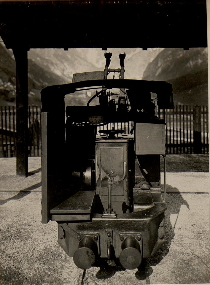 Elektrische Lokomotive am Brether Stollen neue Type der Oesterr. Siemens Schukert Werke. Aufgenommen am 17. Mai 1916. (BildID 15475776)