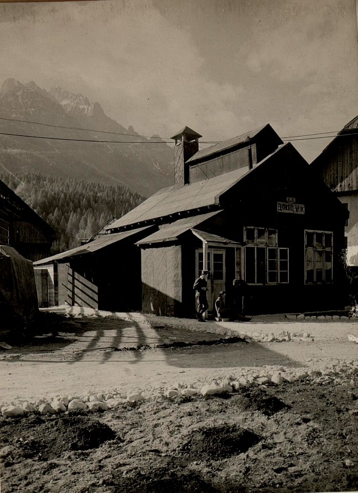 Elektrowerk in Kronau. Aufgenommen am 25. Mai 1916. (BildID 15475825)