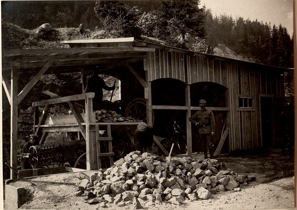 Elektro angetriebene Schottermaschine in FLITSCH. Aufgenommen am 22. Mai 1916. (BildID 15475944)