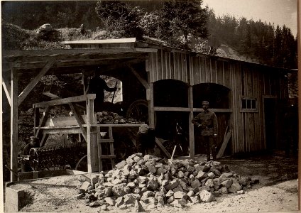 Elektro angetriebene Schottermaschine in FLITSCH. Aufgenommen am 22. Mai 1916. (BildID 15475944)