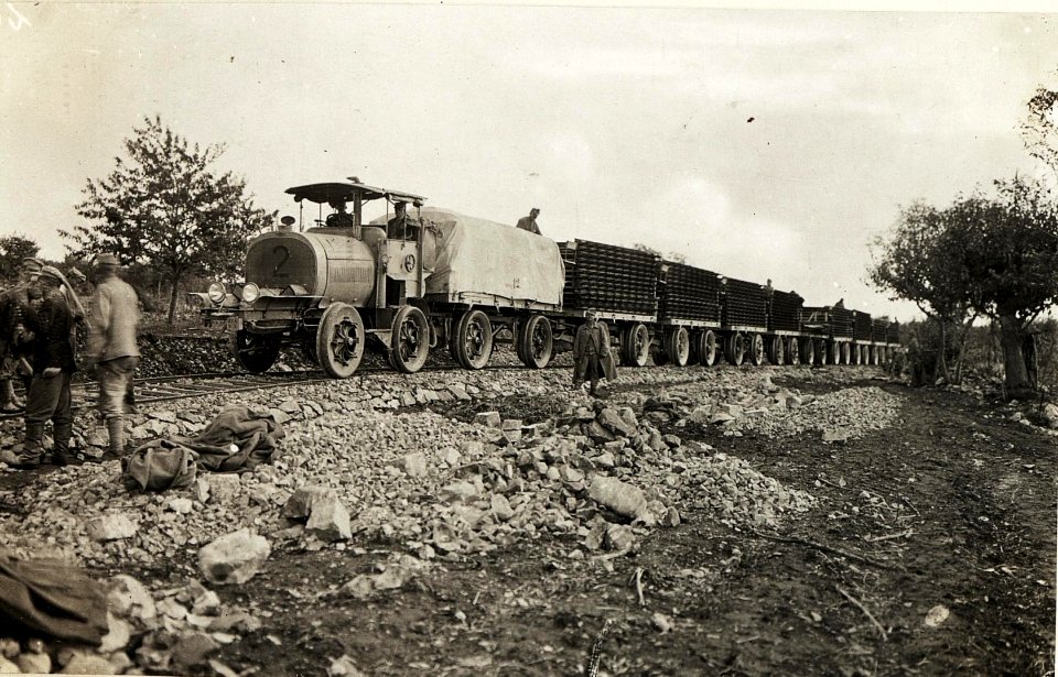 Elektrotrain am Plateau nächst Kostanjevica, 27.9.1915. (BildID 15594024)