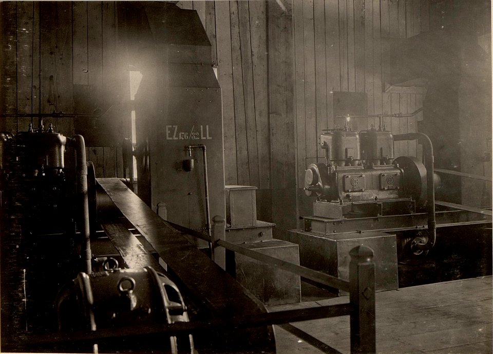 Elektrowerk in Kronau. 2 Stück 32 P.S.Apparate für Lichtbetrieb. Aufgenommen am 25. Mai 1916. (BildID 15475846)