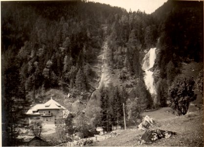 Elektrowerk Innerfragant mit Rohrleitung und Wasserfall. Aufgenommen am 31. Mai 1916. (BildID 15476014)