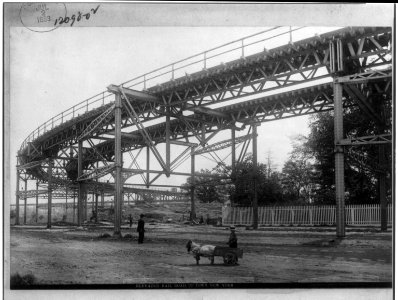 Elevated rail road, showing Angel's Curve, up town, New York LCCN2005686704