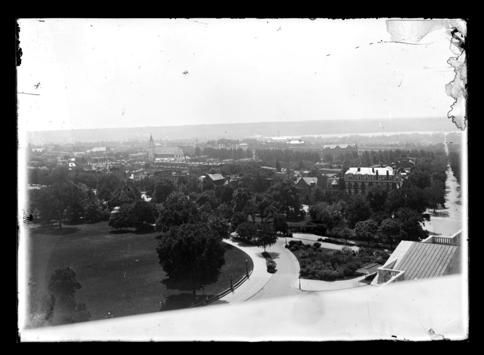 Elevated view of Independence Avenue from New Jersey Avenue to about 2nd or 3rd Streets, looking S.E. from Capitol building LCCN2016647122