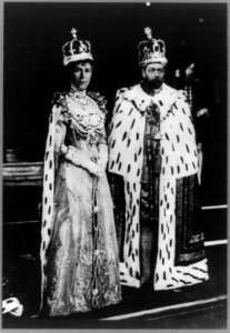 George V and Queen Mary in coronation robes LCCN2002717657