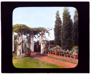 George Warrington Curtis house, Southampton, New York. Entrance to pergola walk LCCN2007685941