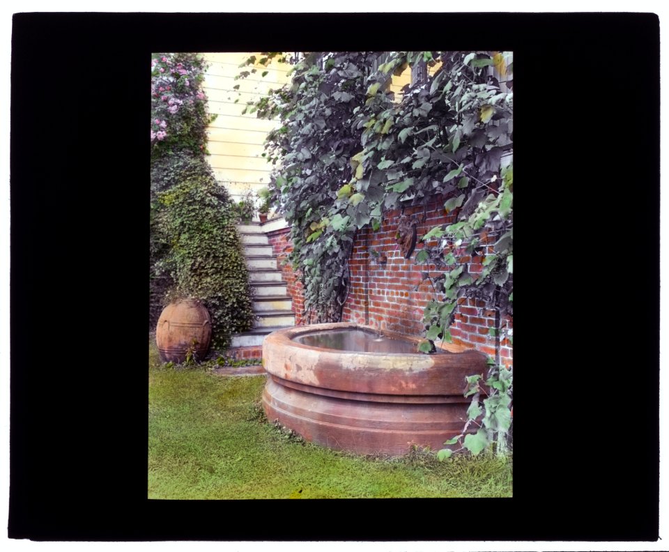 George Warrington Curtis house, Southampton, New York. Wall fountain LCCN2008675727