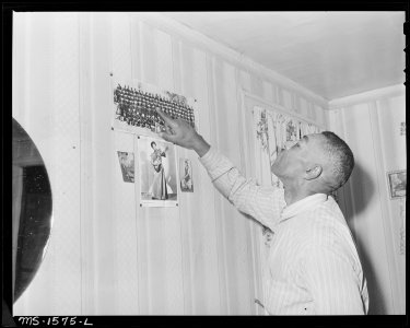 George Williams, miner, pointing out his son who was in the navy. Mr. Williams has worked of the company and lived in... - NARA - 540862