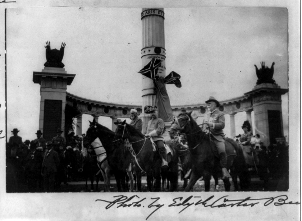 George Washington Custis Lee, 1832-1913, on horseback, with staff reviewing Confederate Reunion Parade in Richmond, Va., June 3, 1907, in front of monument to Jefferson Davis LCCN2005692151