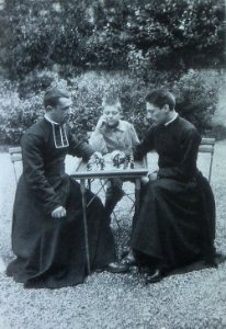 Georges Bernanos et deux prêtres à Fressin vers 1900