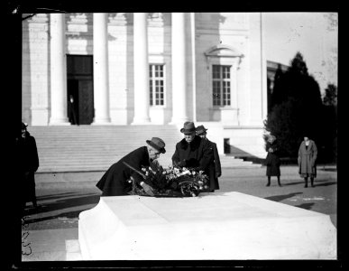 Georges Clemenceau placing wreath on tomb of the Unknown Soldier, Arlington National Cemetery, Arlington, Virginia LCCN2016891866