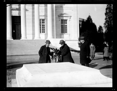 Georges Clemenceau with wreath at Tomb of the Unknown Soldier, Arlington National Cemetery, Arlington, Virginia LCCN2016891865