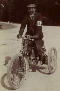 Georges Cormier, vainqueur des motocycles au Rallye Papiers, en 1899