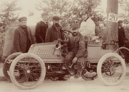 Georges Richard sur voiturette Richard au Paris-Vienne 1902