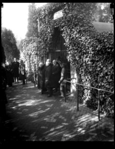 Georges Clemenceau visiting George Washington's tomb, Mount Vernon, Virginia LCCN2016891862