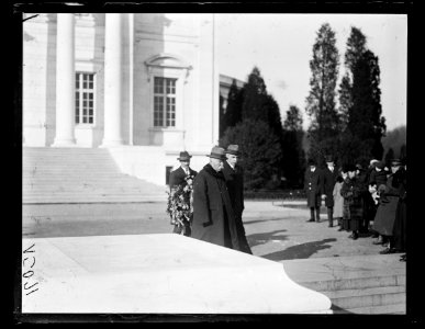 Georges Clemenceau with wreath at Tomb of the Unknown Soldier, Arlington National Cemetery, Arlington, Virginia LCCN2016891864