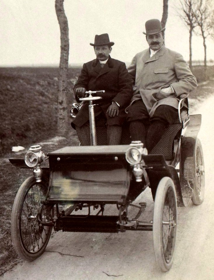 Georges Bouton et Jules-Albert de Dion (au Critérium des Motocycles de 1899)