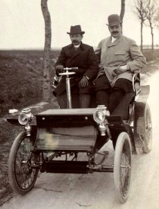 Georges Bouton et Jules-Albert de Dion (au Critérium des Motocycles de 1899)