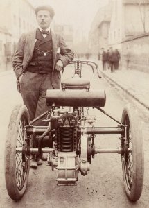 Georges Osmont à côté du tricycle Griffon utilisé en avril 1902 pour battre le record du kilomètre lancé