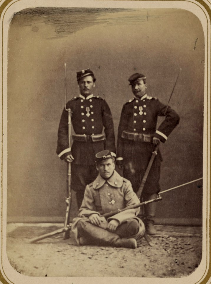 Georgievskie kavalery imieiushchie znaki otlichiia voennago ordena. Za dielo na Zyrabulakskikh vysotakh 2-go Iiunia 1868 g. 5-go Turk. Lin. Batal. unt.-of. Parshin, Bukanov, Kopnin LCCN2007680306